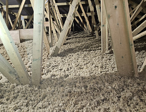 Zateplení stropu novostavby rodinného domu pomocí foukané izolace